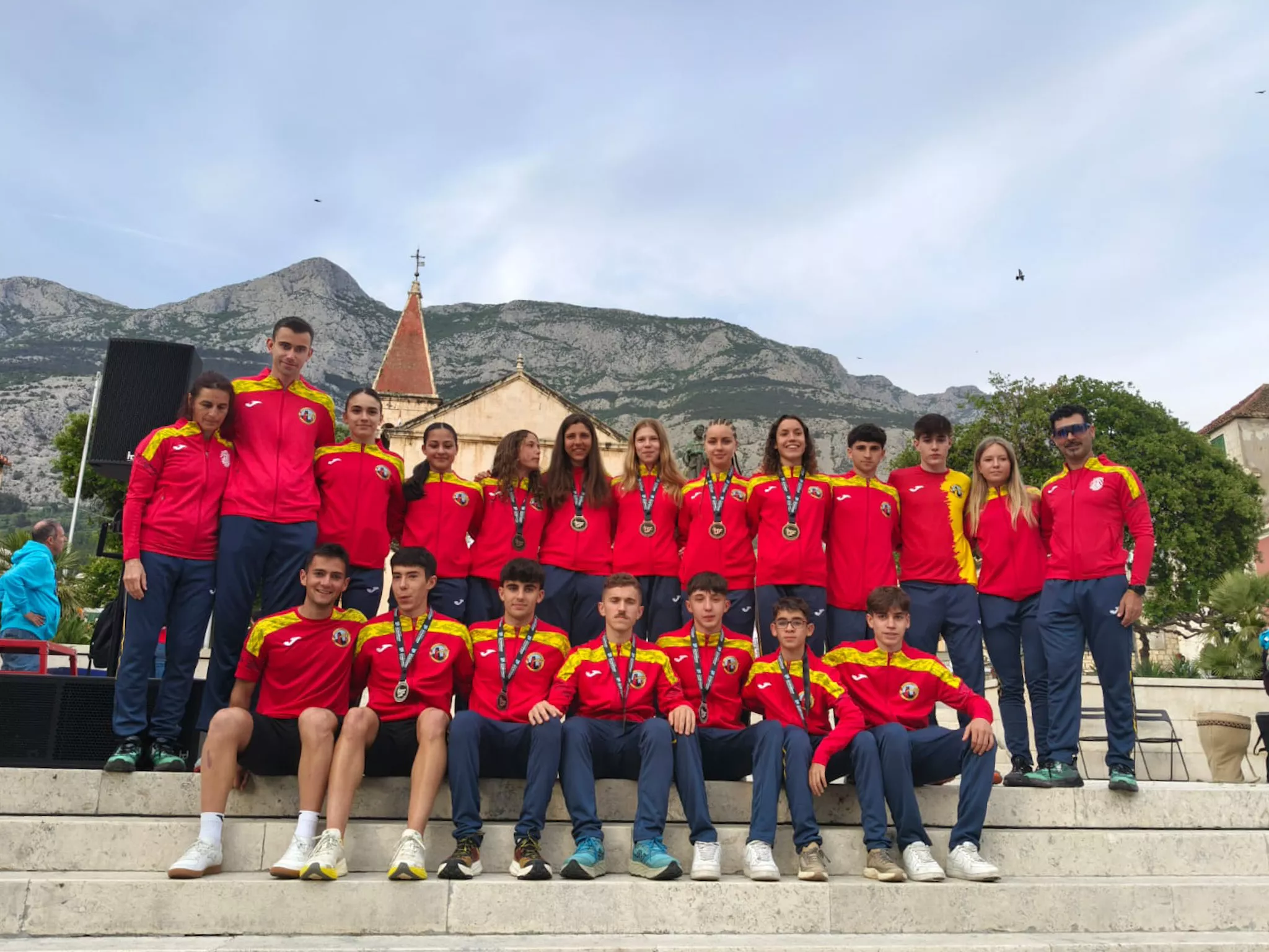 La selección española, cargada de medallas, con Álvaro Osanz, de pie, segundo por la izquierda.