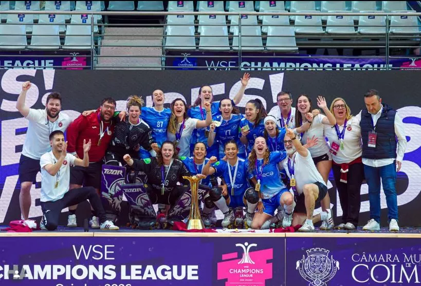 El Esneca Fraga al recibir el trofeo.