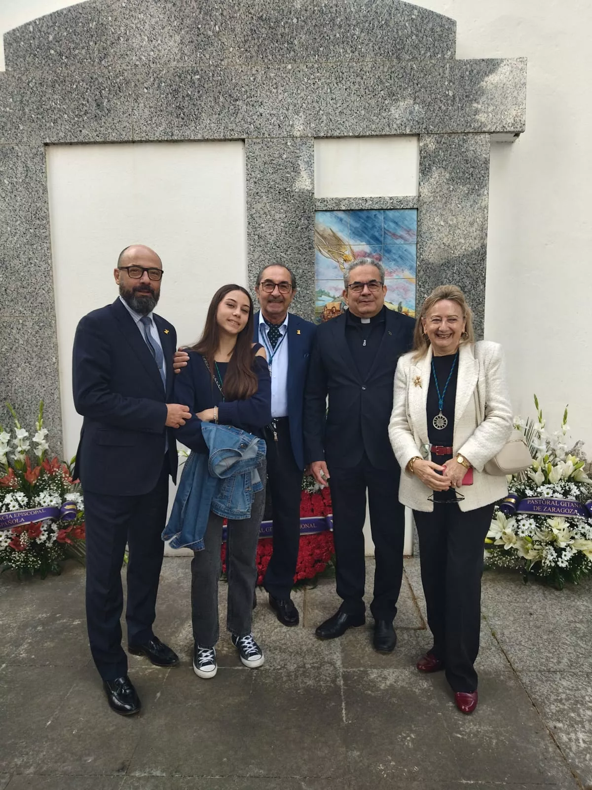 En el cementerio, con el padre Jaime Gualdrón, delegado de pastoral gitana de Zaragoza. Fiesta del Beato Ceferino Giménez Malla en Barbastro