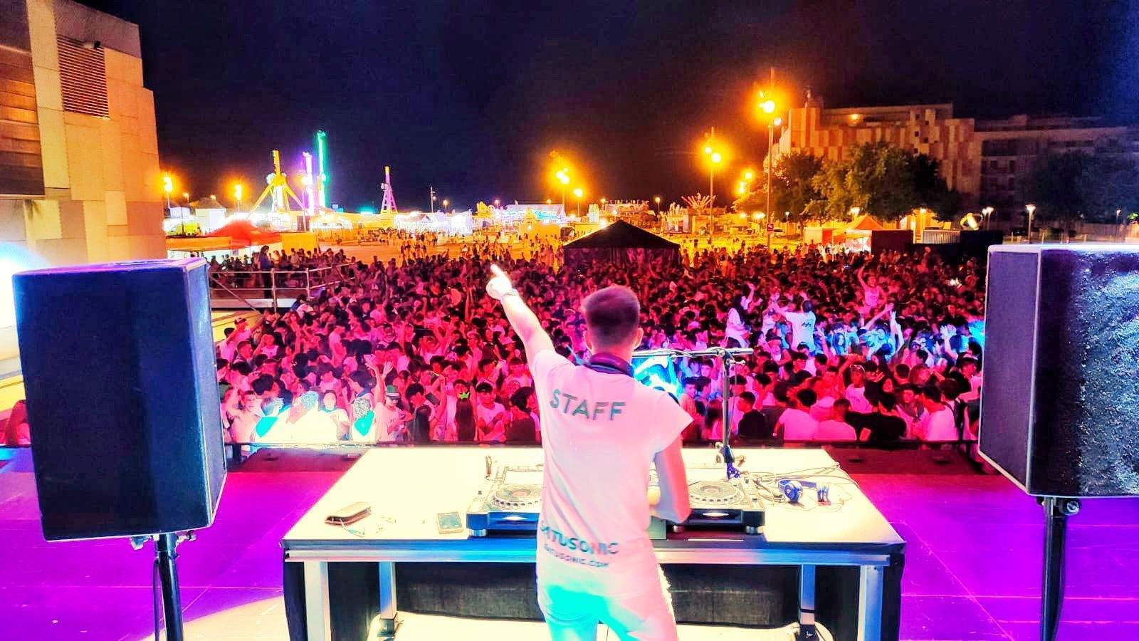 DJ Satu frente a una explanada con gran animación. DJ Satu frente a una explanada con gran animación.