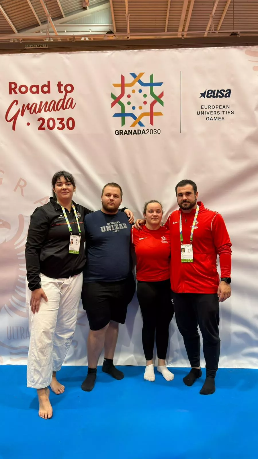 Integrantes del Club Judo Huesca con Patricia Ferrer, segunda por la derecha.