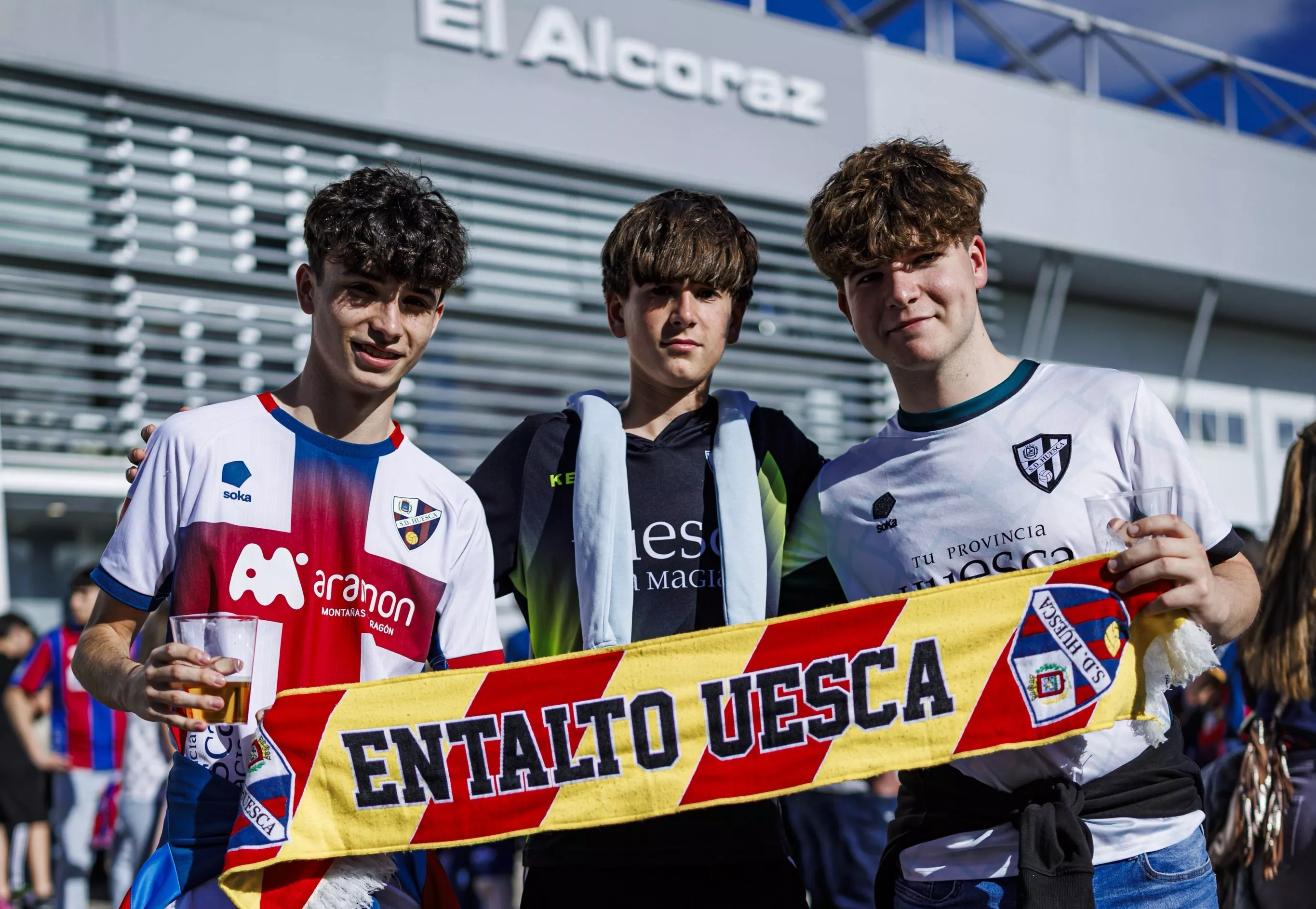 La afición del Huesca arropa a sus jugadores a la llegada a El Alcoraz