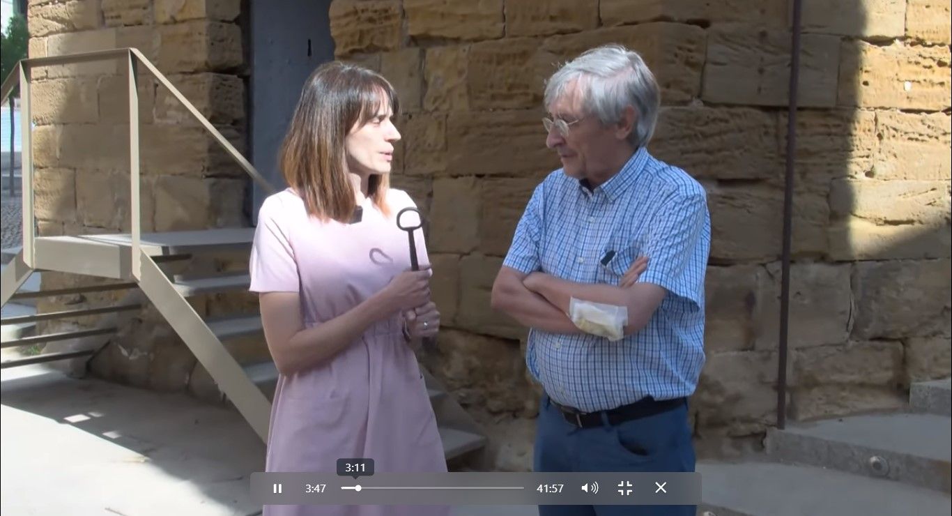 María Puértolas y Ángel Huguet, en la base de la torre campanario de la Catedral de Barbastro.