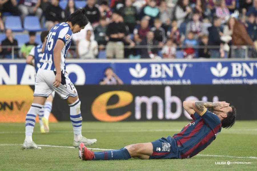 Enrich, en el suelo, se lamenta. Un Huesca deshecho y con la pólvora mojada deja escapar otra oportunidad (0-2).