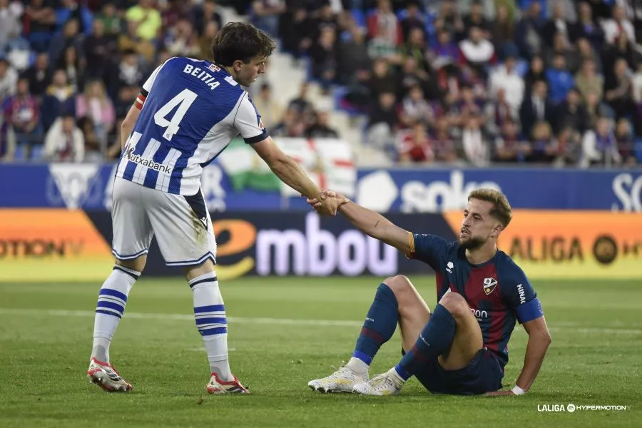 Beitia y Pulido. Los jugadores del Huesca han clavado la sepultura