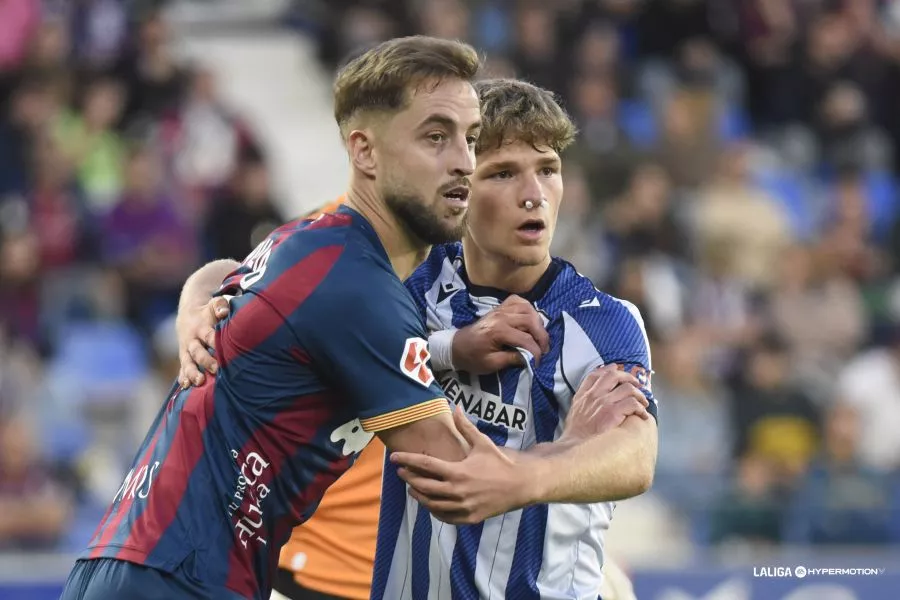 Pulido, jugador del Huesca, en una disputa con Carbonell. Foto: LaLiga