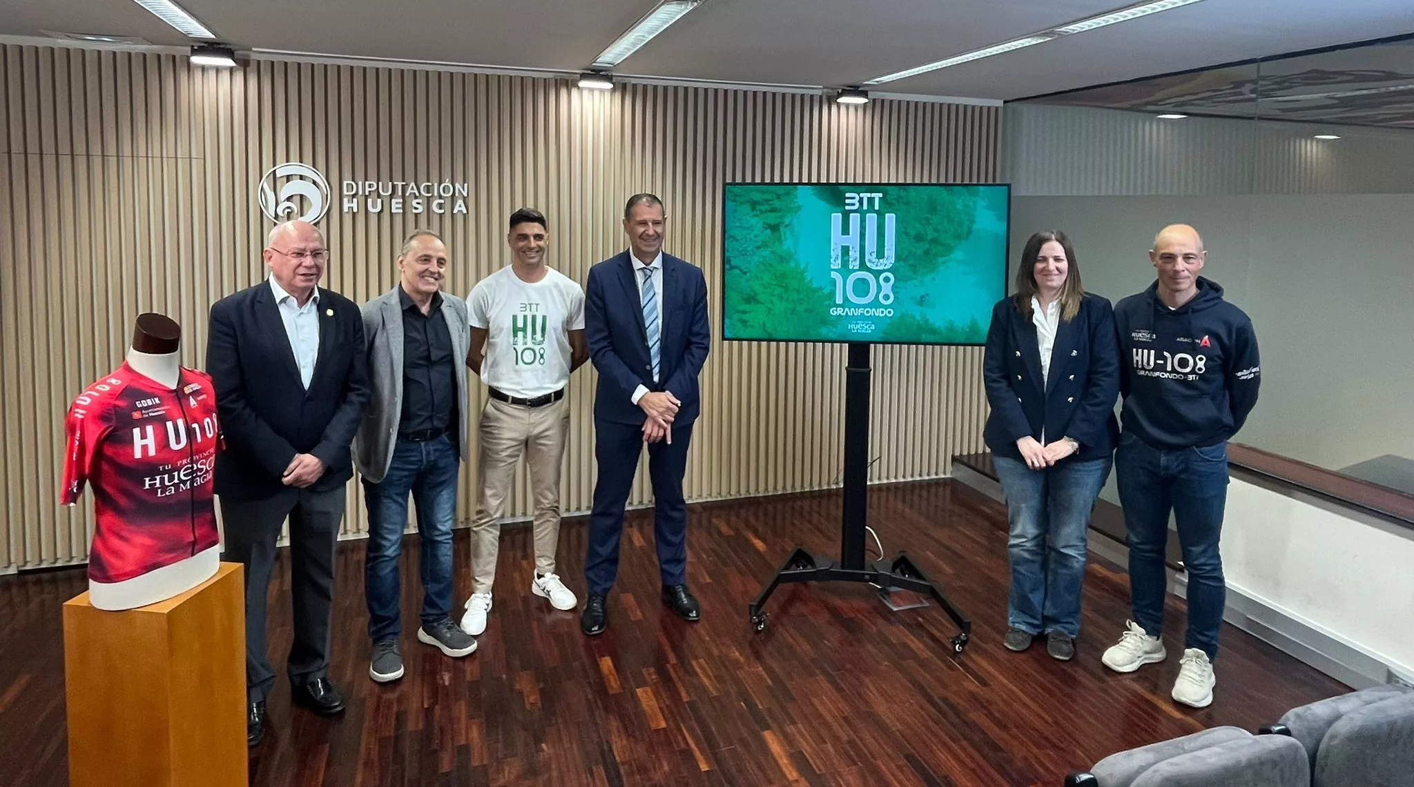 Carranza, Marquina, Ramón, Serra y Soler en la presentación de la BTT HU108. Foto: Adri Mora