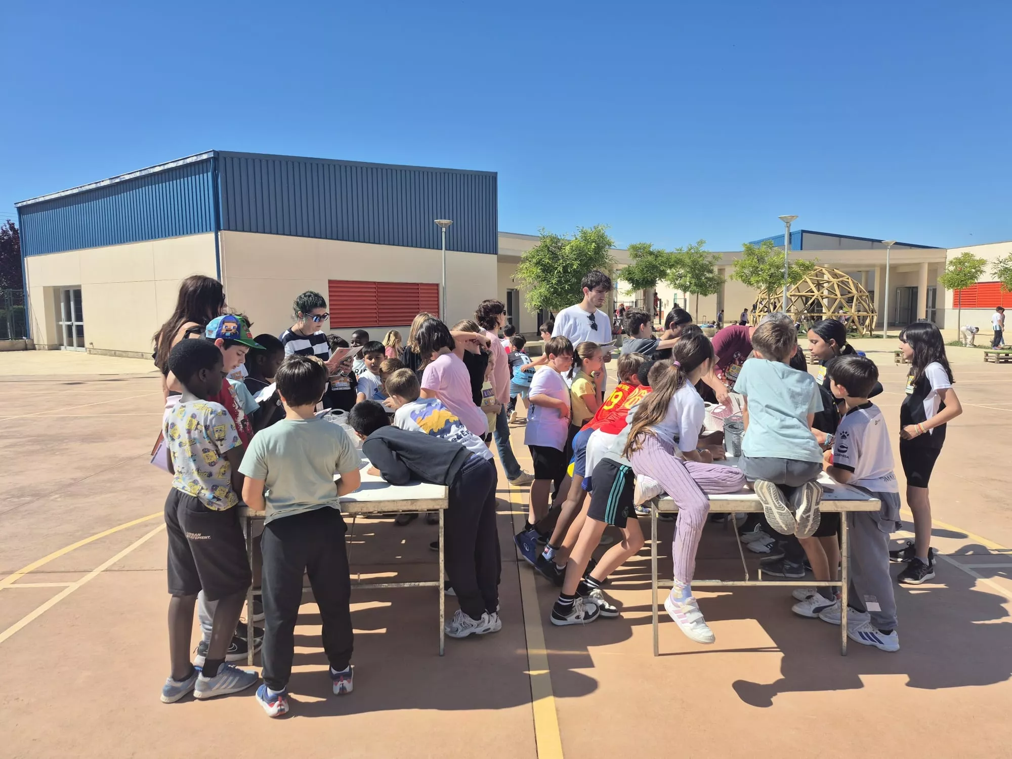 Los escolares de Binéfar aprenden a cuidar las zonas verdes y a reciclar.
