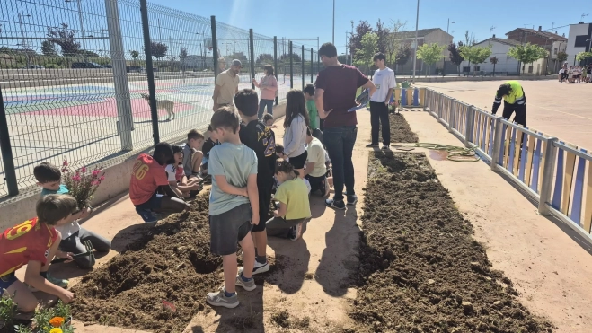Los escolares de Binéfar aprenden a cuidar las zonas verdes y a reciclar.