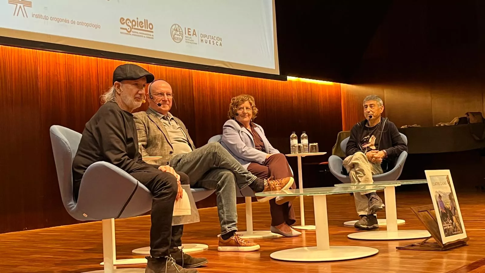 Ángel Gonzalvo, Severino Pallaruelo, María Victoria Broto y Jesús Bosque en la presentación de 'Cuatro casas' en Huesca. Foto Mercedes Manterola