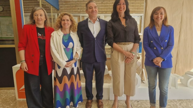 Representantes del Gobierno de Aragón y el Ayuntamiento de Huesca en la Feria del Empleo.