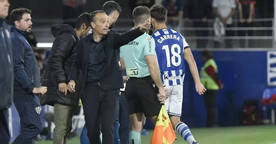 Oltra da indicaciones a un jugador en el partido del Huesca contra la Real Sociedad B. Foto: LaLiga