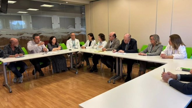 Visita con del consejero y el equipo directivo con la plataforma de defensa de los pacientes oncológicos.