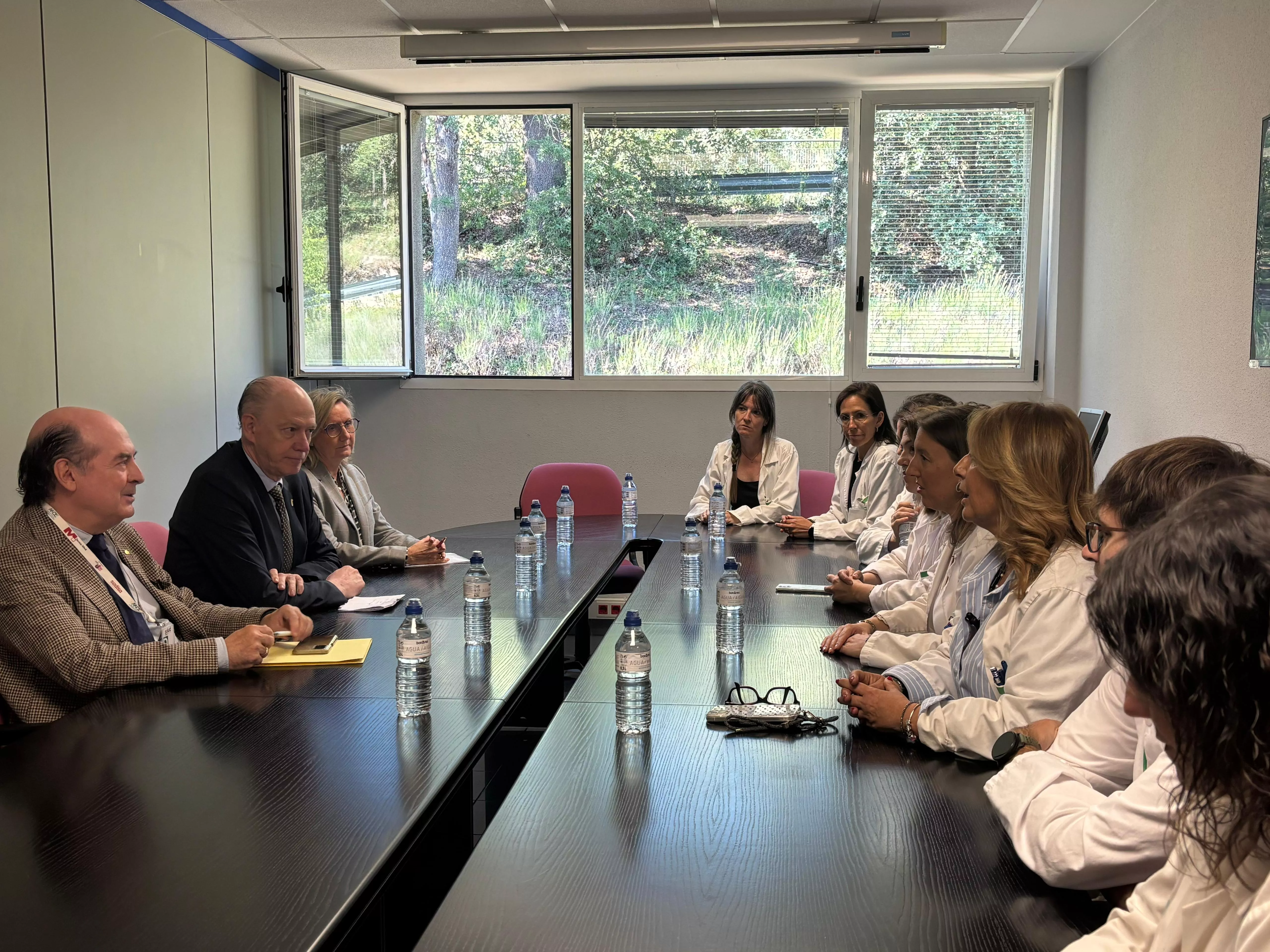 El consejero de Sanidad anuncia la llegada de cirugía robótica al Hospital de Barbastro.