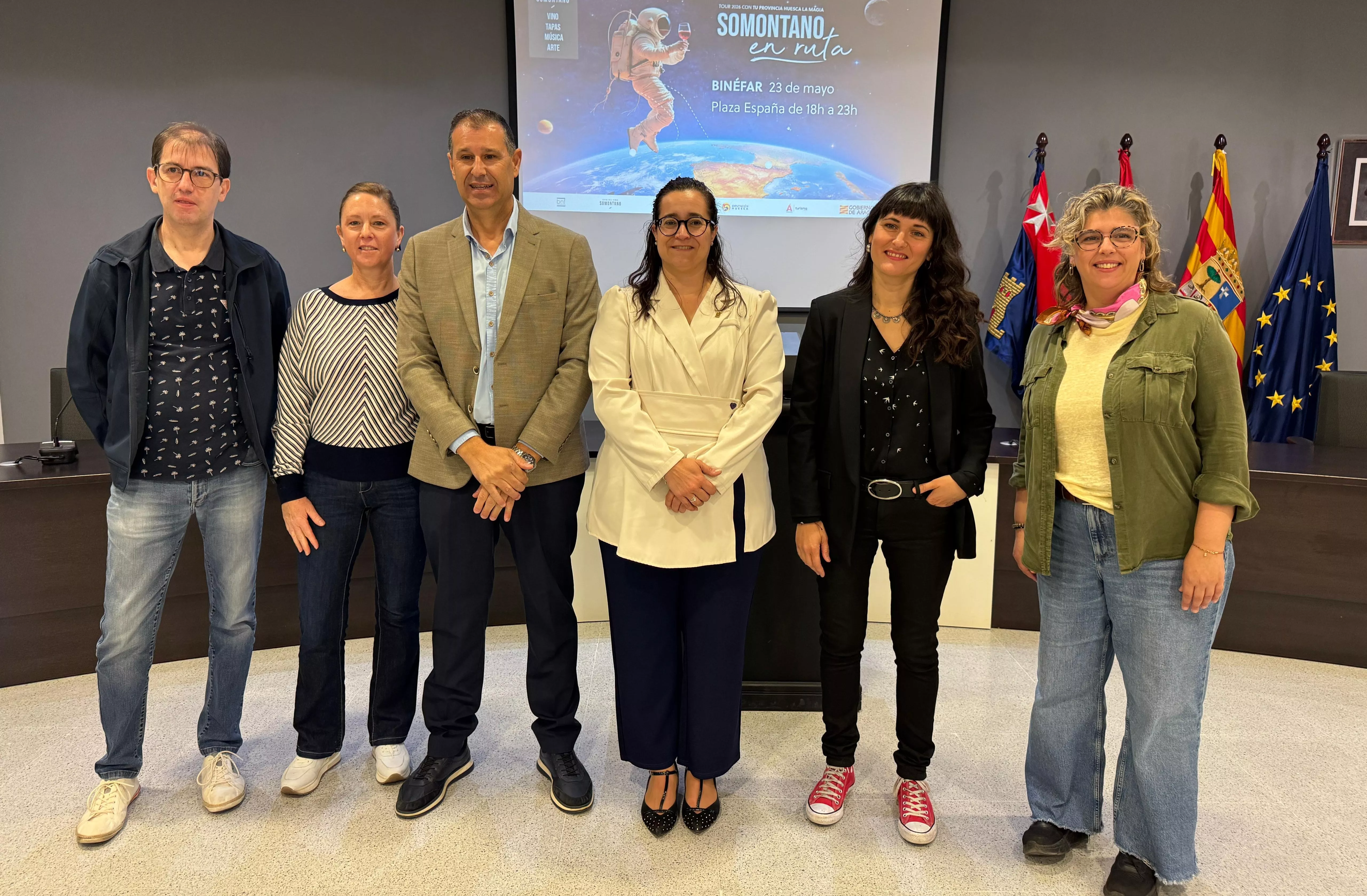 Las autoridades con representantes de la hostelería local de Binéfar 
