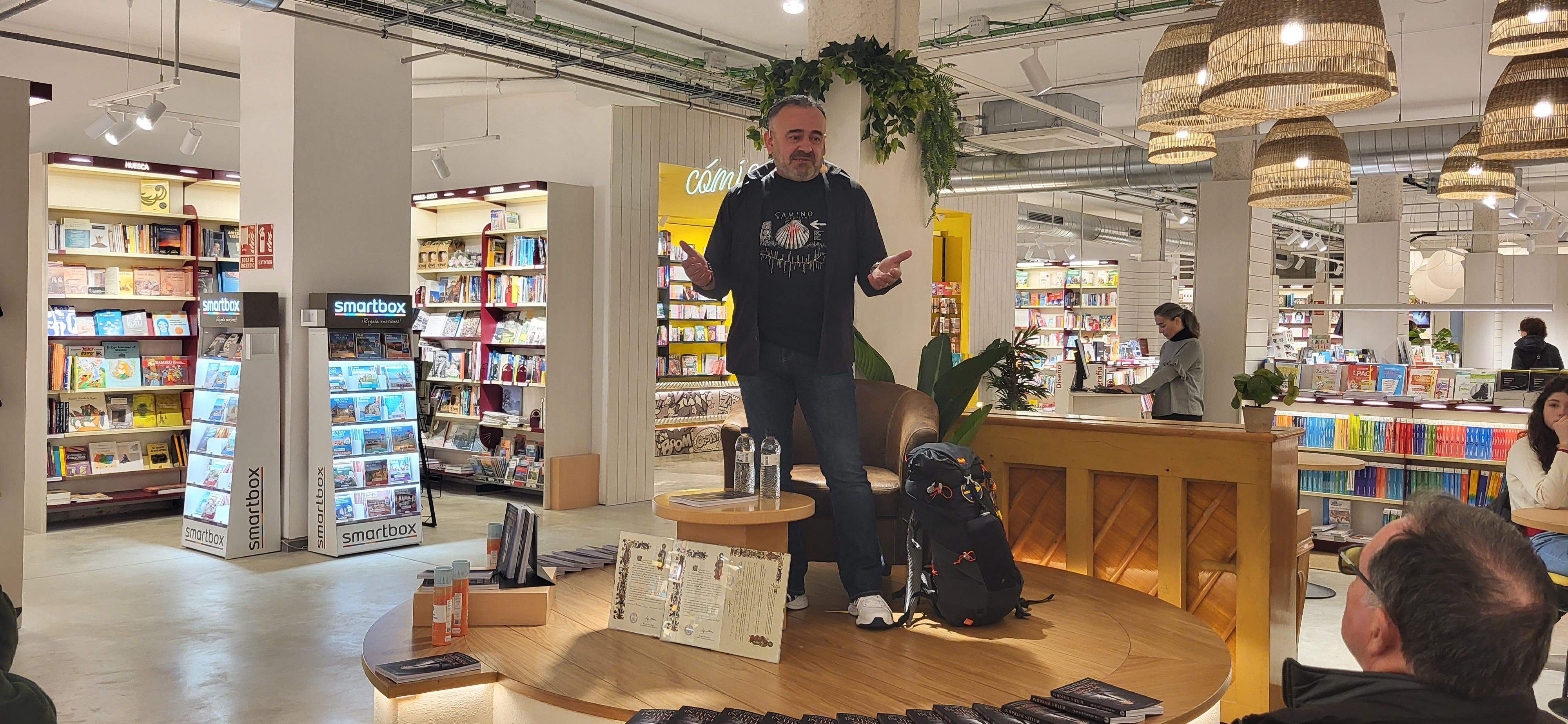  Fran Lucas Herrero, en la librería Santos Ochoa.