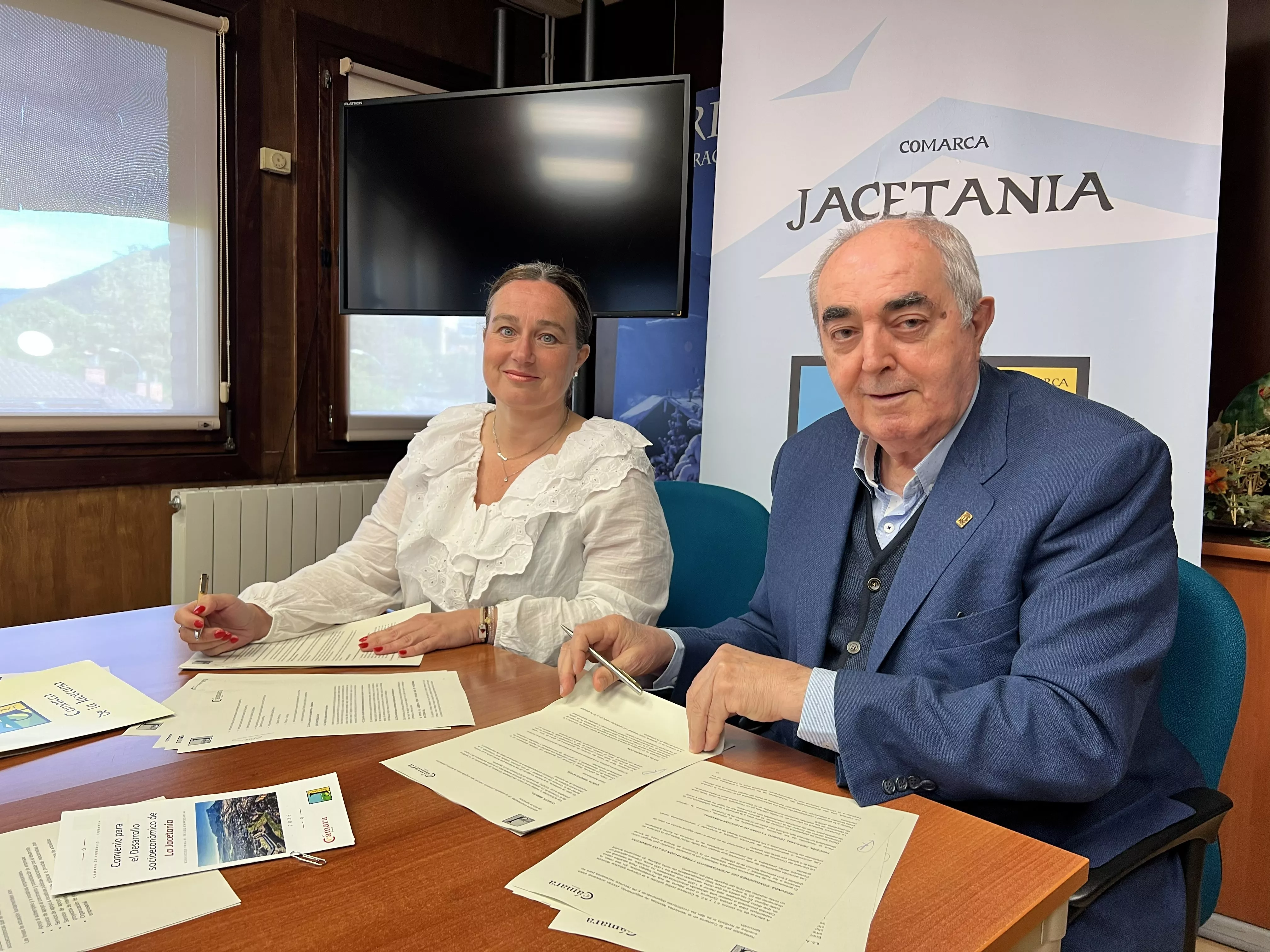 Olvido Moratinos y Manuel Rodríguez Chesa, presidenta de la Comarca de la Jacetania y presidente de la Cámara de Comercio