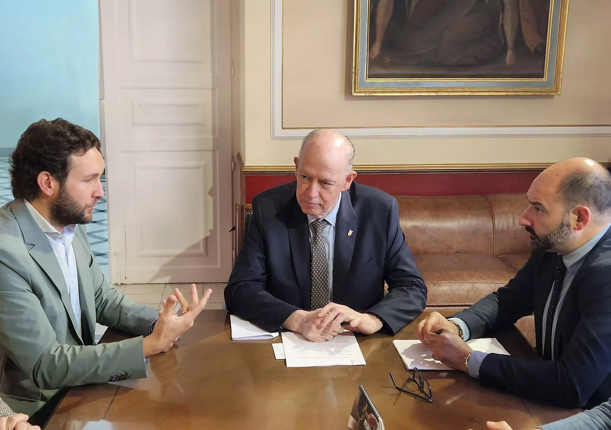Isaac Claver, Ángel Sanz y Fernando Torres en el ayuntamiento de Barbastro