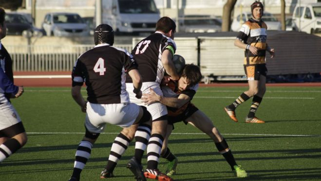 Placaje de un jugador del Quebrantahuesos a otro de Cornellá Placaje de un jugador del Quebrantahuesos a otro de Cornellá