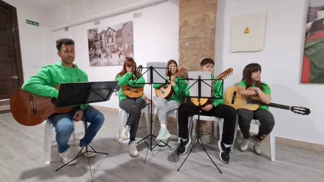Antonio Pertusa ha acompañado a los niños con la guitarra. Antonio Pertusa ha acompañado a los niños con la guitarra.
