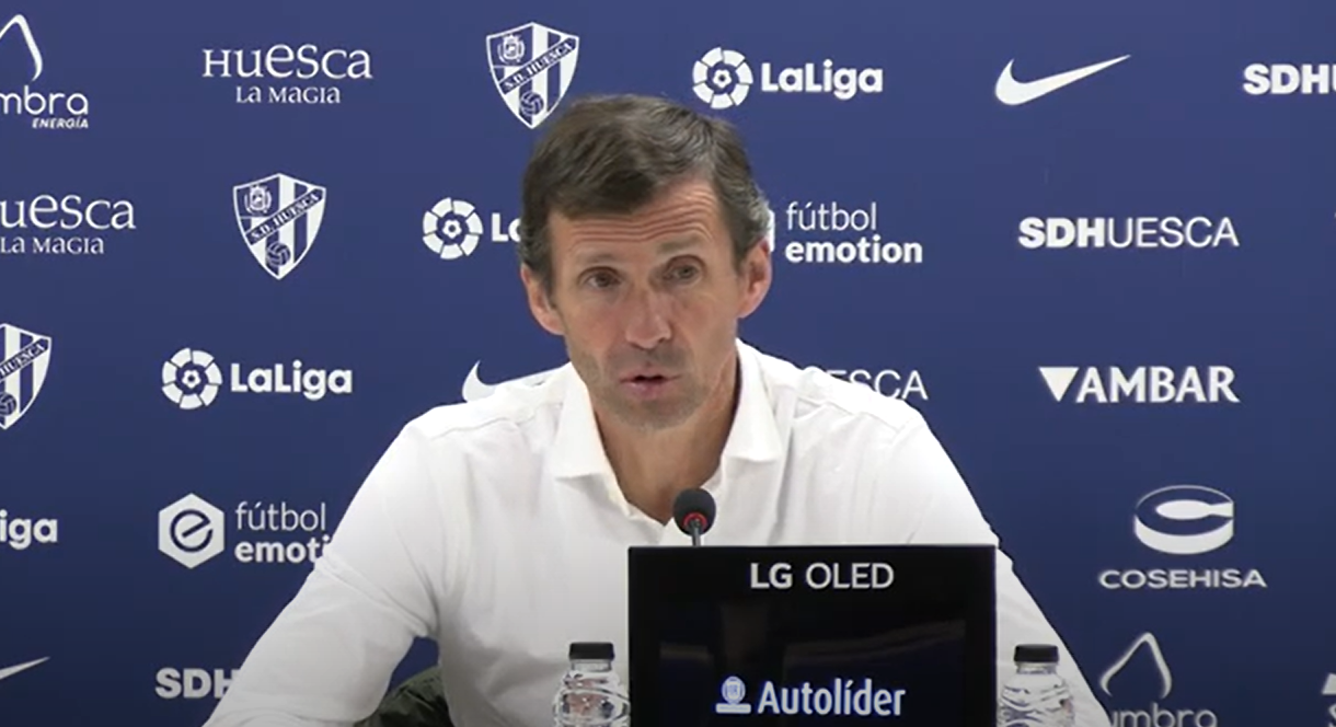 Cuco Ziganda, entrenador de la SD Huesca, analiza el partido ante la Ponferradina.