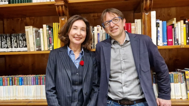 Elsa Punset y Javier Olivera en la biblioteca de la Fundación Ibercaja. Foto Myriam Martínez