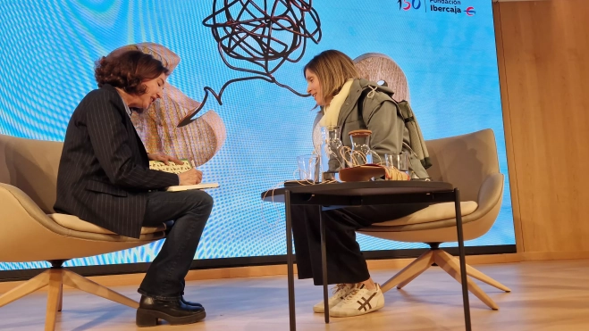 Elsa Punset acabó el acto firmando ejemplares de su libro. Foto Myriam Martínez