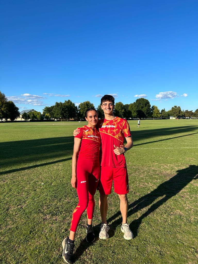 Pol Oriach y Naima Ait, los dos atletas que dirige Phondy, preparados en Australia.