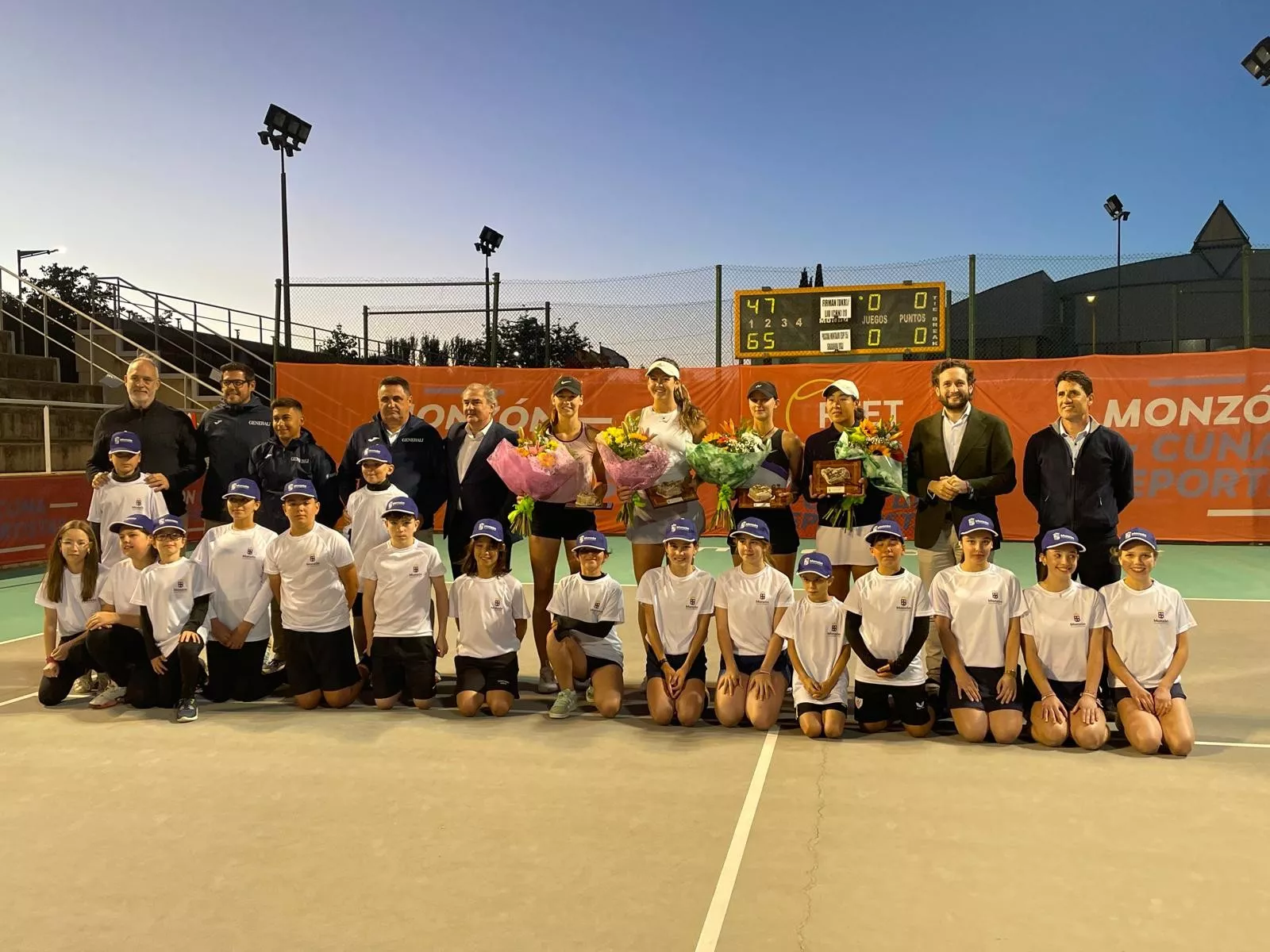 Foto de familia en el Torneo Conchita Martínez de Monzón