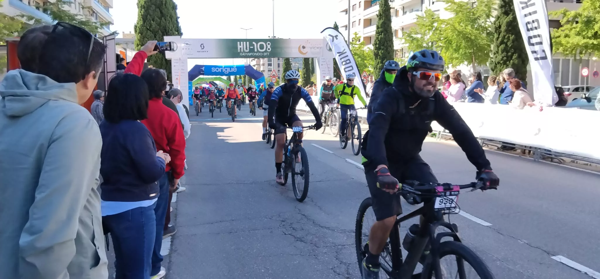 Salida de la HU108BTT desde la Avenida Monegros de Huesca