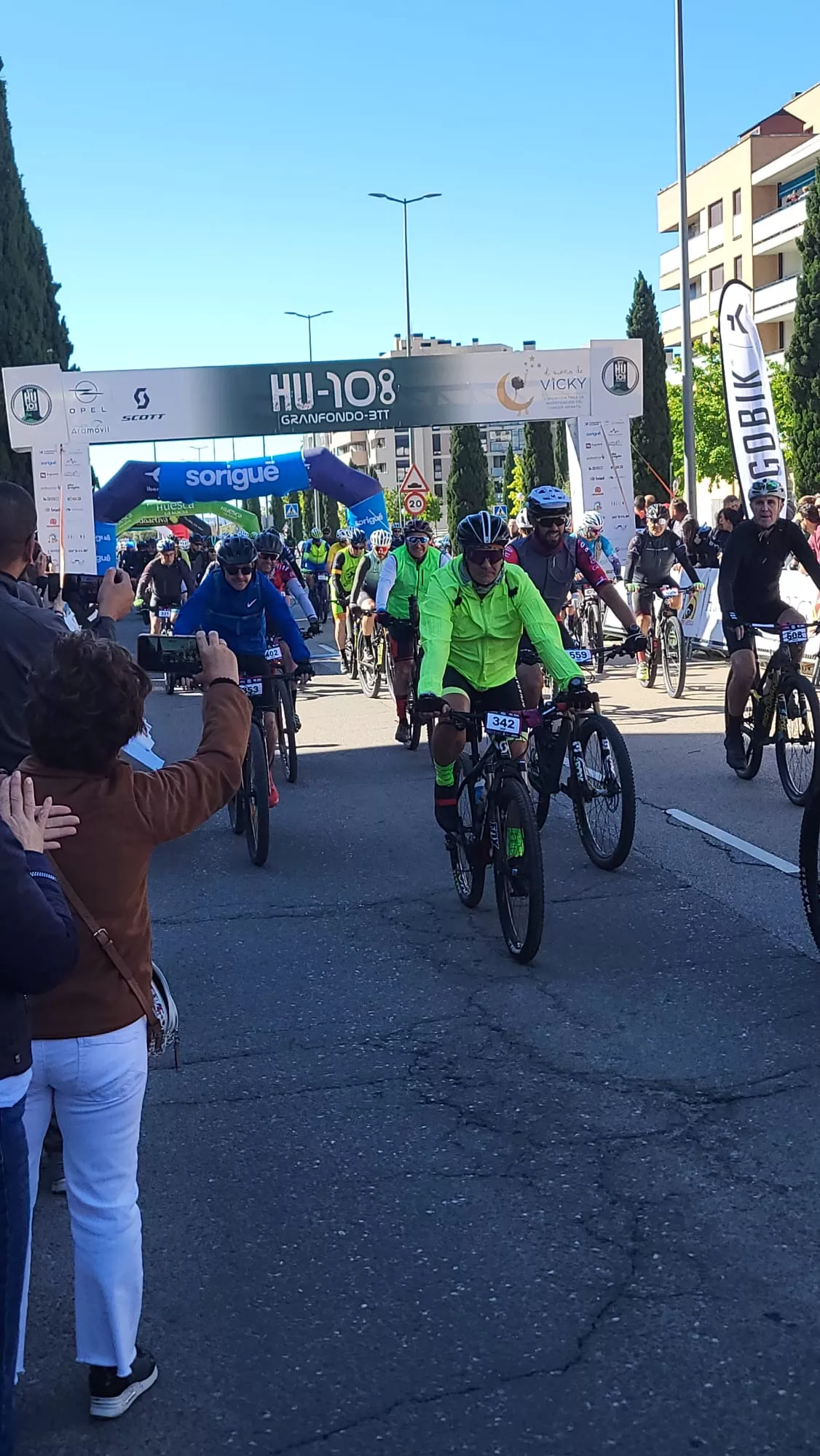 Salida de la HU108BTT desde la Avenida Monegros de Huesca