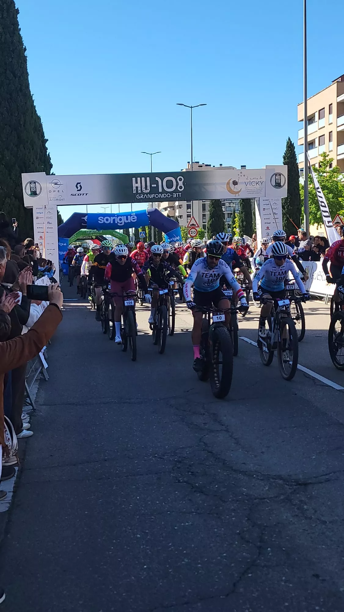 Salida de la HU108BTT desde la Avenida Monegros de Huesca