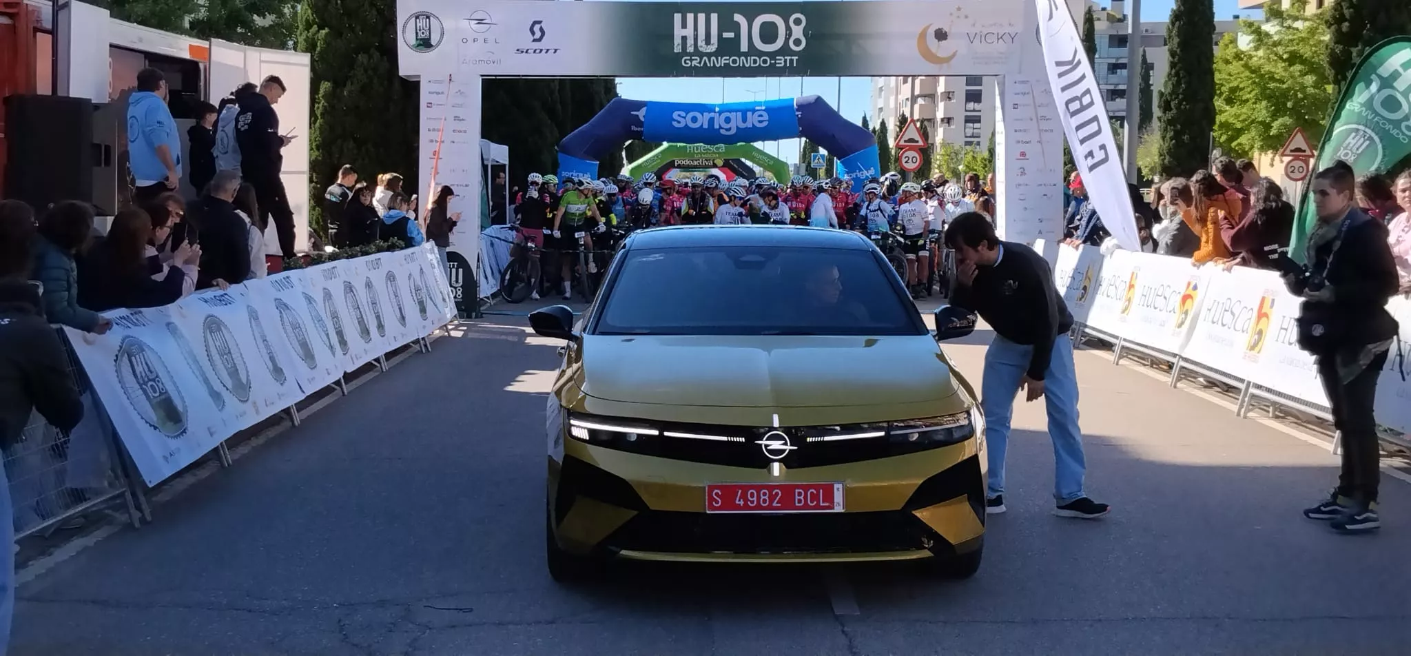 Salida de la HU108BTT desde la Avenida Monegros de Huesca