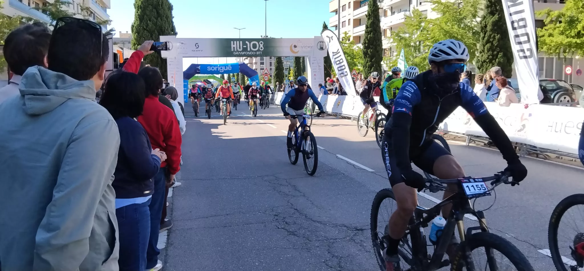 Salida de la HU108BTT desde la Avenida Monegros de Huesca