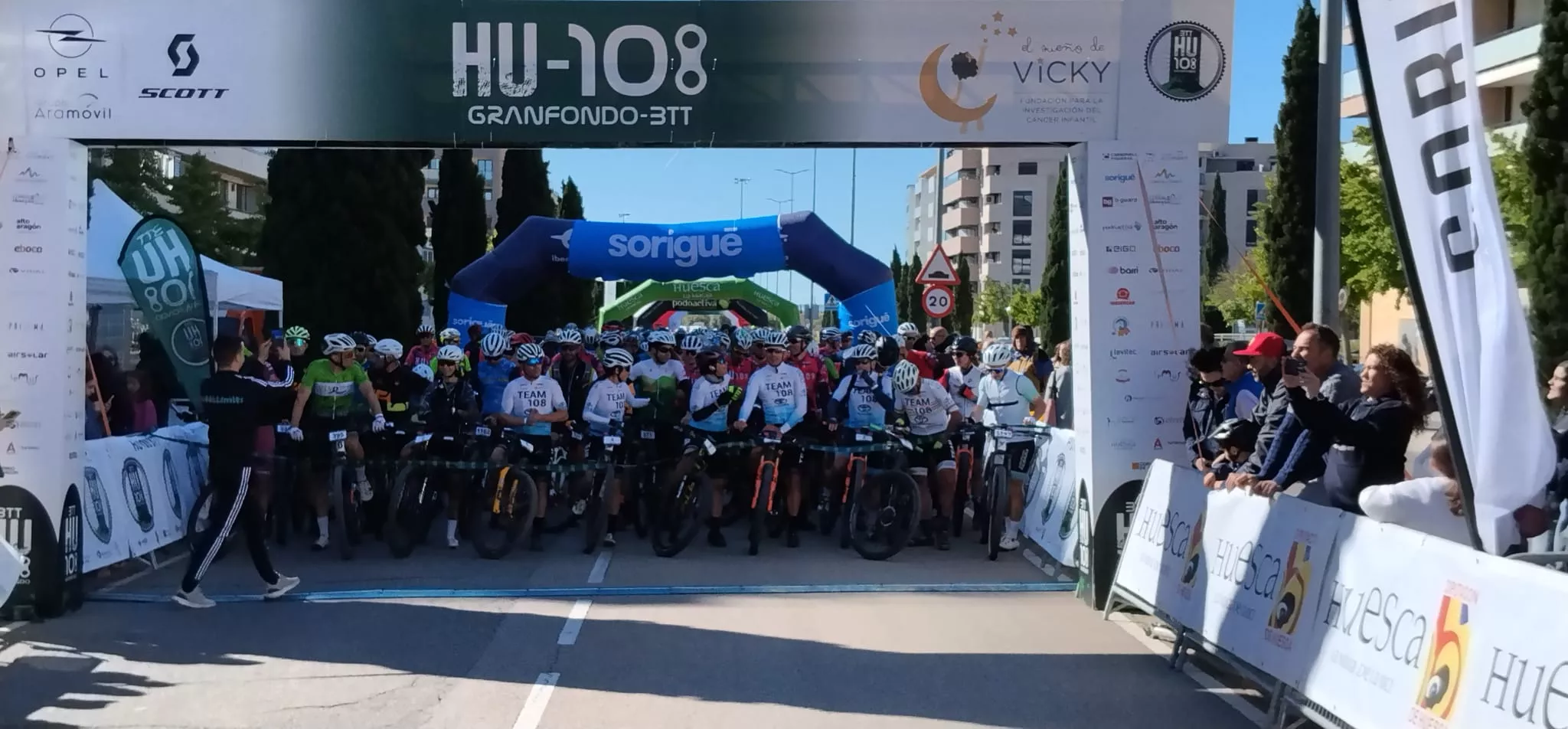 Salida de la HU108BTT desde la Avenida Monegros de Huesca