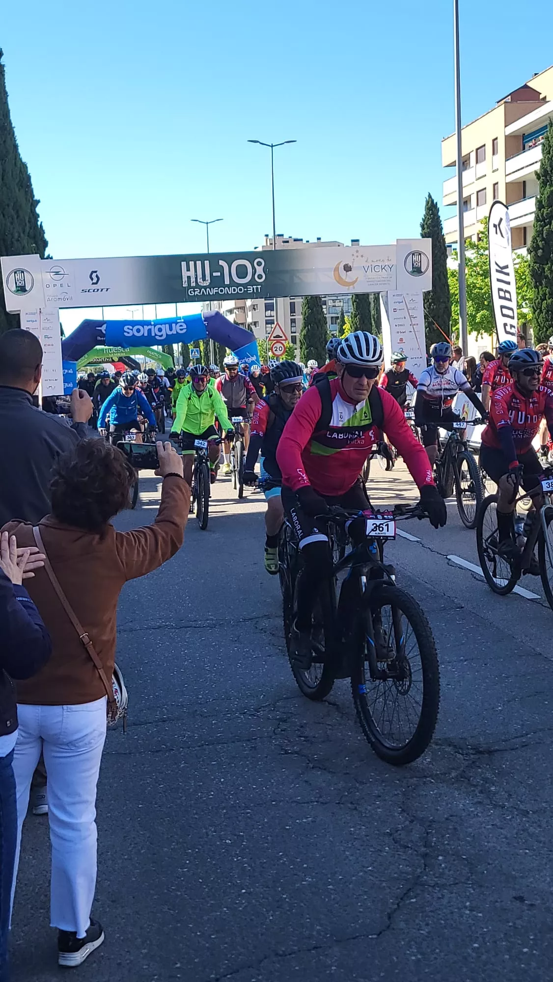 Salida de la HU108BTT desde la Avenida Monegros de Huesca