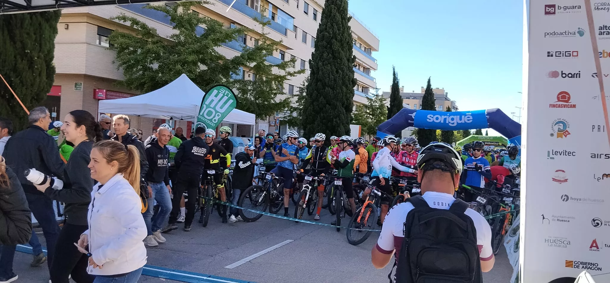 Salida de la HU108BTT desde la Avenida Monegros de Huesca