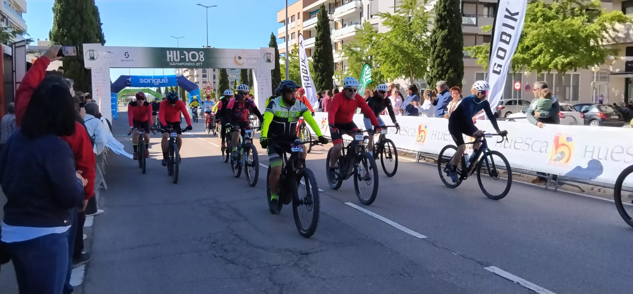Salida de la HU108BTT desde la Avenida Monegros de Huesca