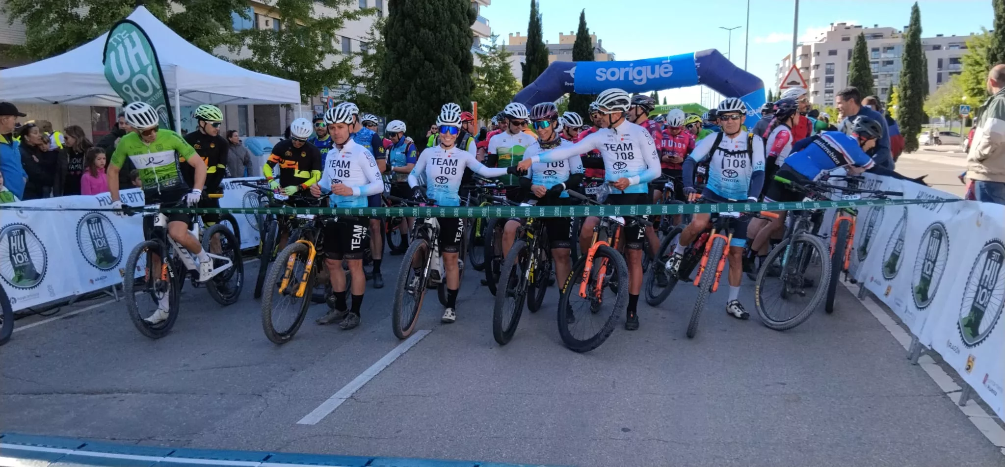 Salida de la HU108BTT desde la Avenida Monegros de Huesca
