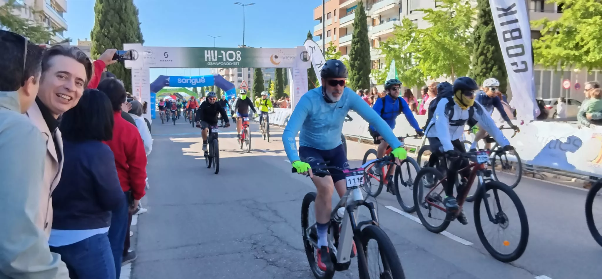 Salida de la HU108BTT desde la Avenida Monegros de Huesca