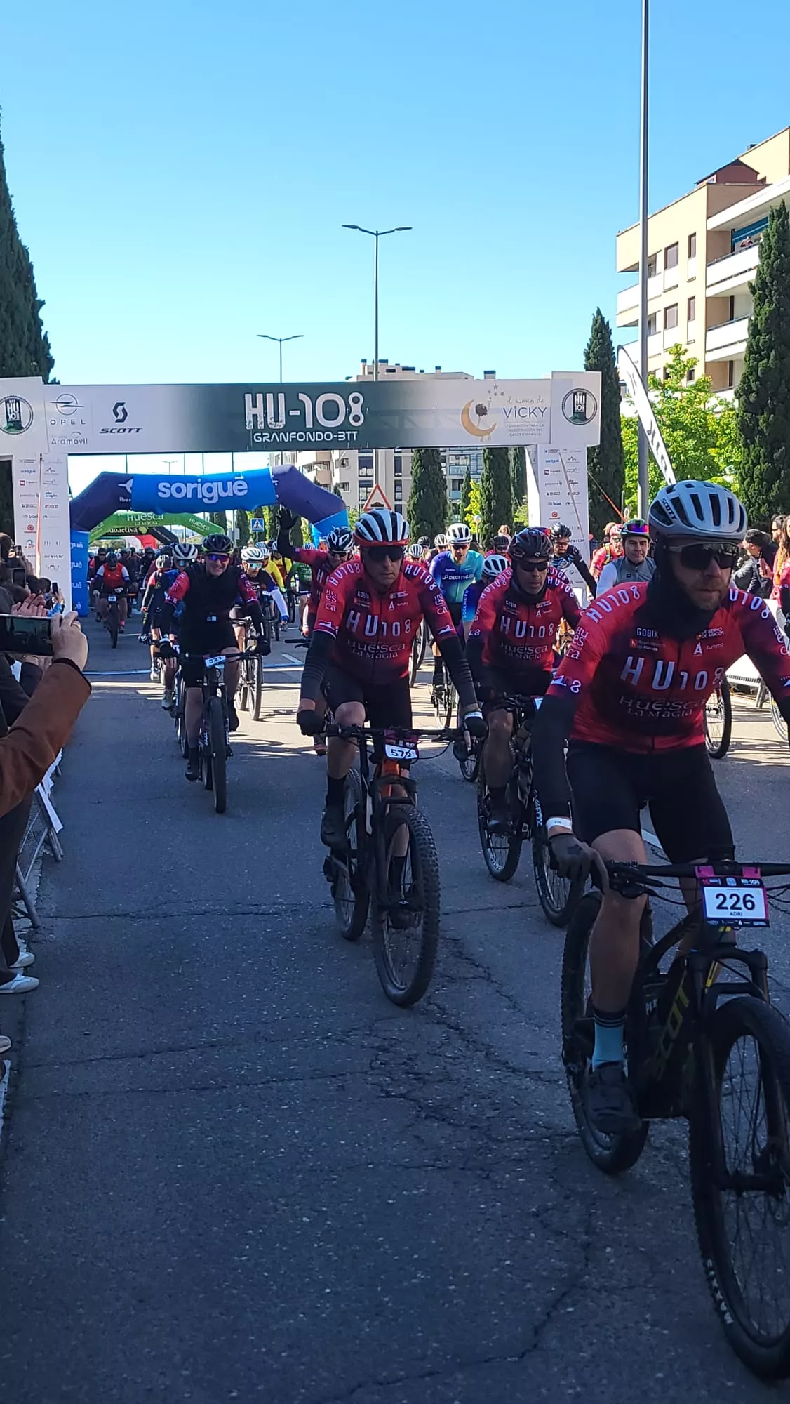 Salida de la HU108BTT desde la Avenida Monegros de Huesca