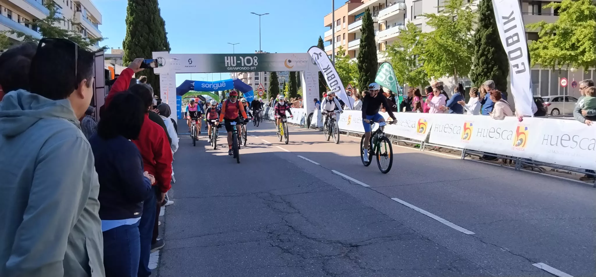 Salida de la HU108BTT desde la Avenida Monegros de Huesca