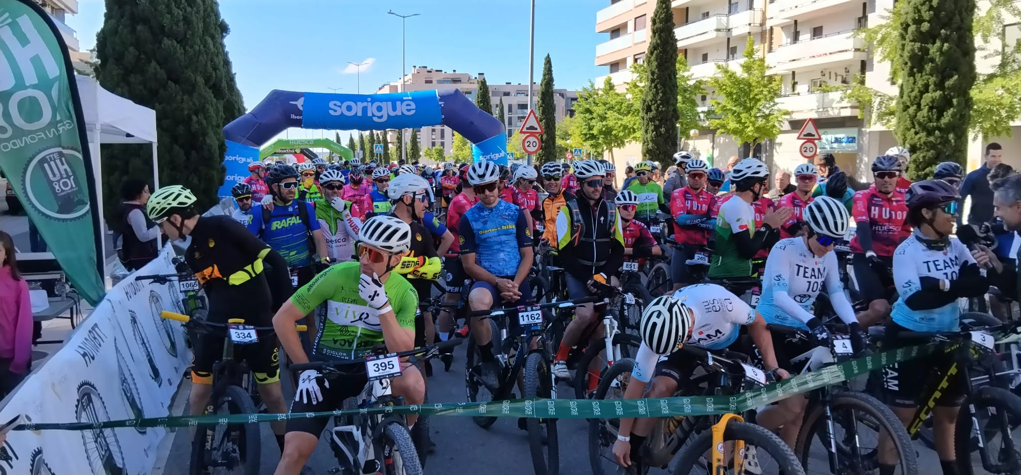 Salida de la HU108BTT desde la Avenida Monegros de Huesca