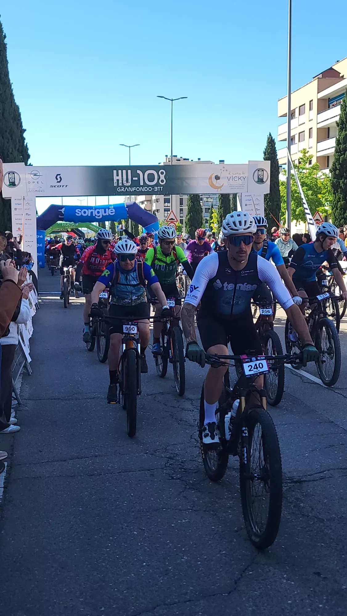 Salida de la HU108BTT desde la Avenida Monegros de Huesca