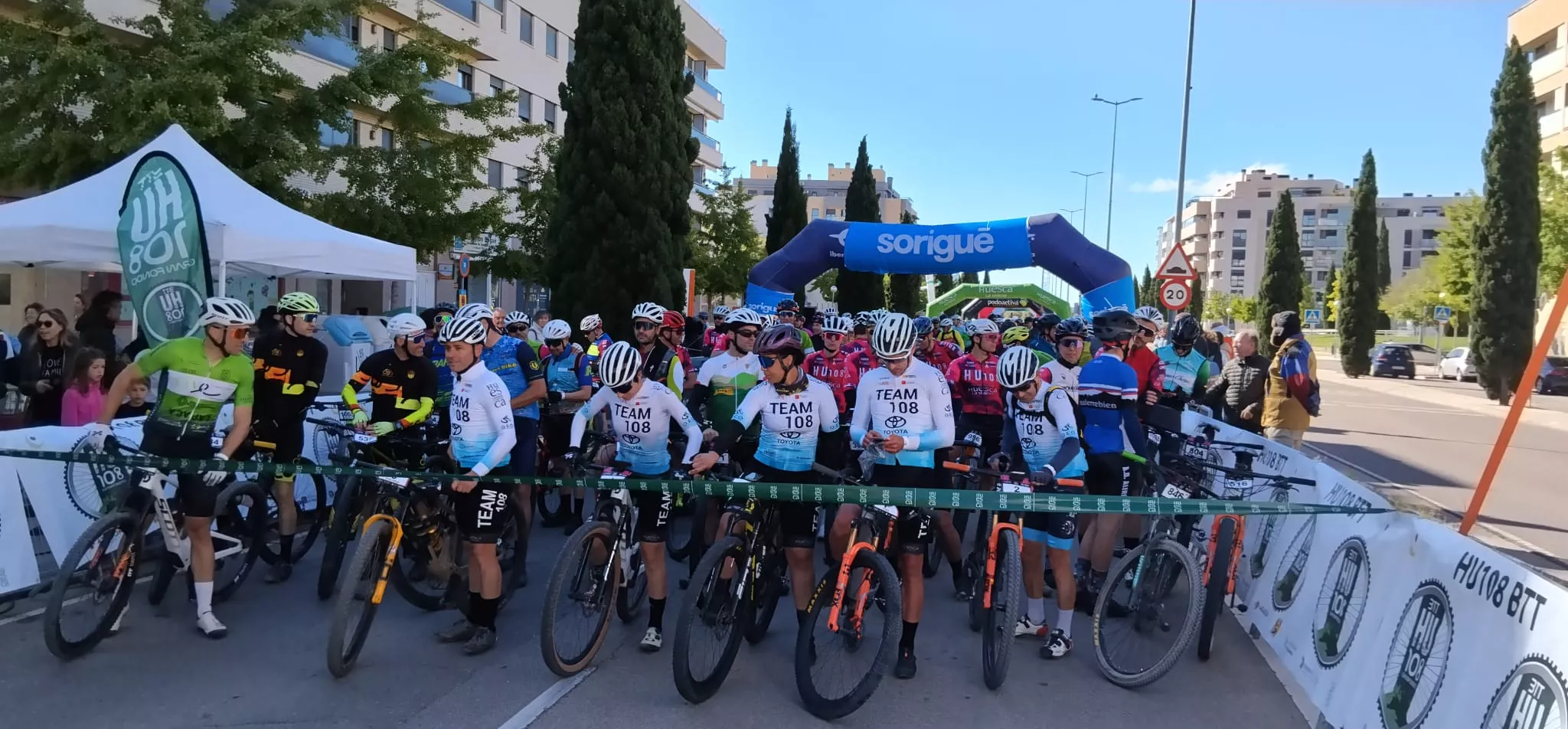 Salida de la HU108BTT desde la Avenida Monegros de Huesca