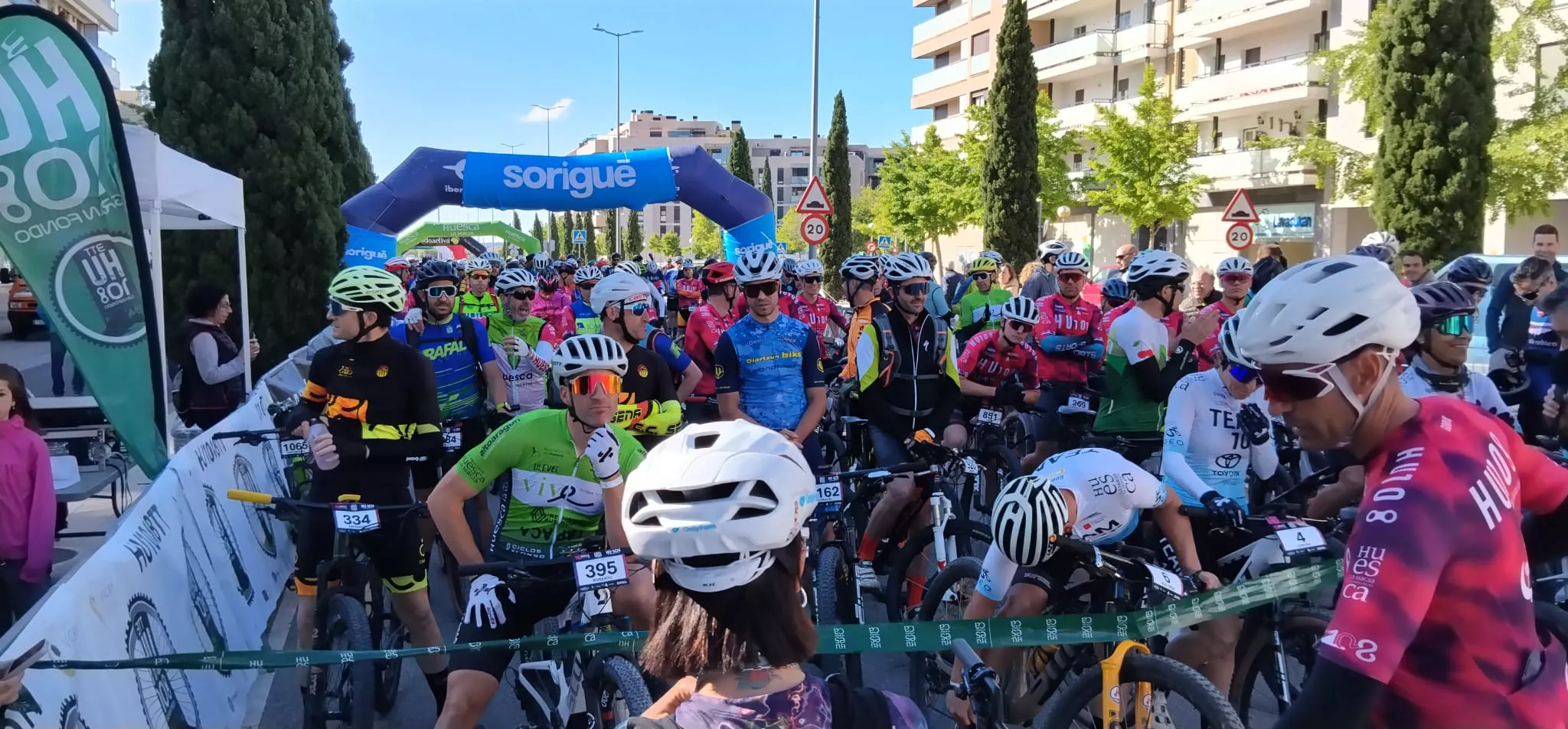 Salida de la HU108BTT desde la Avenida Monegros de Huesca