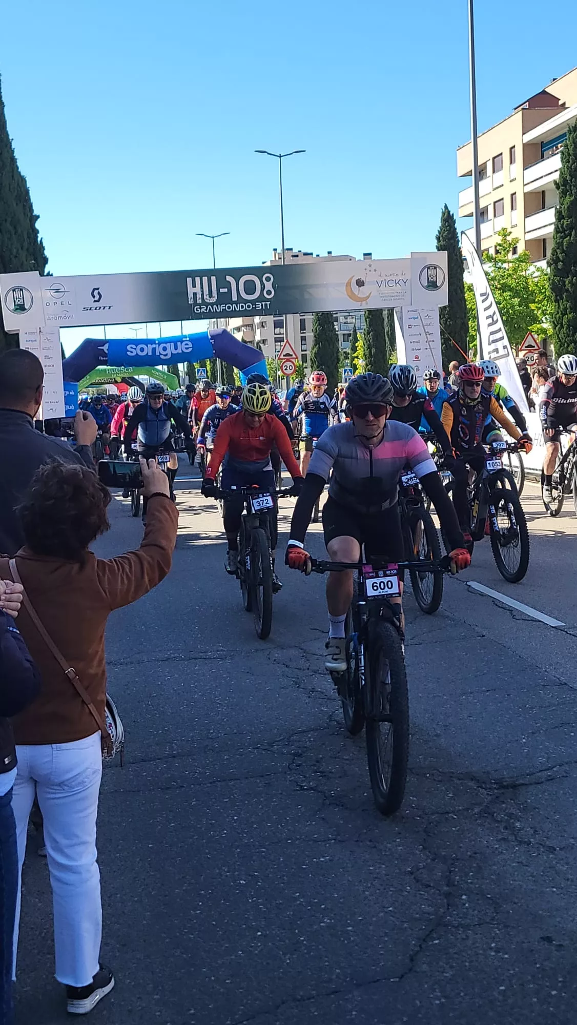 Salida de la HU108BTT desde la Avenida Monegros de Huesca