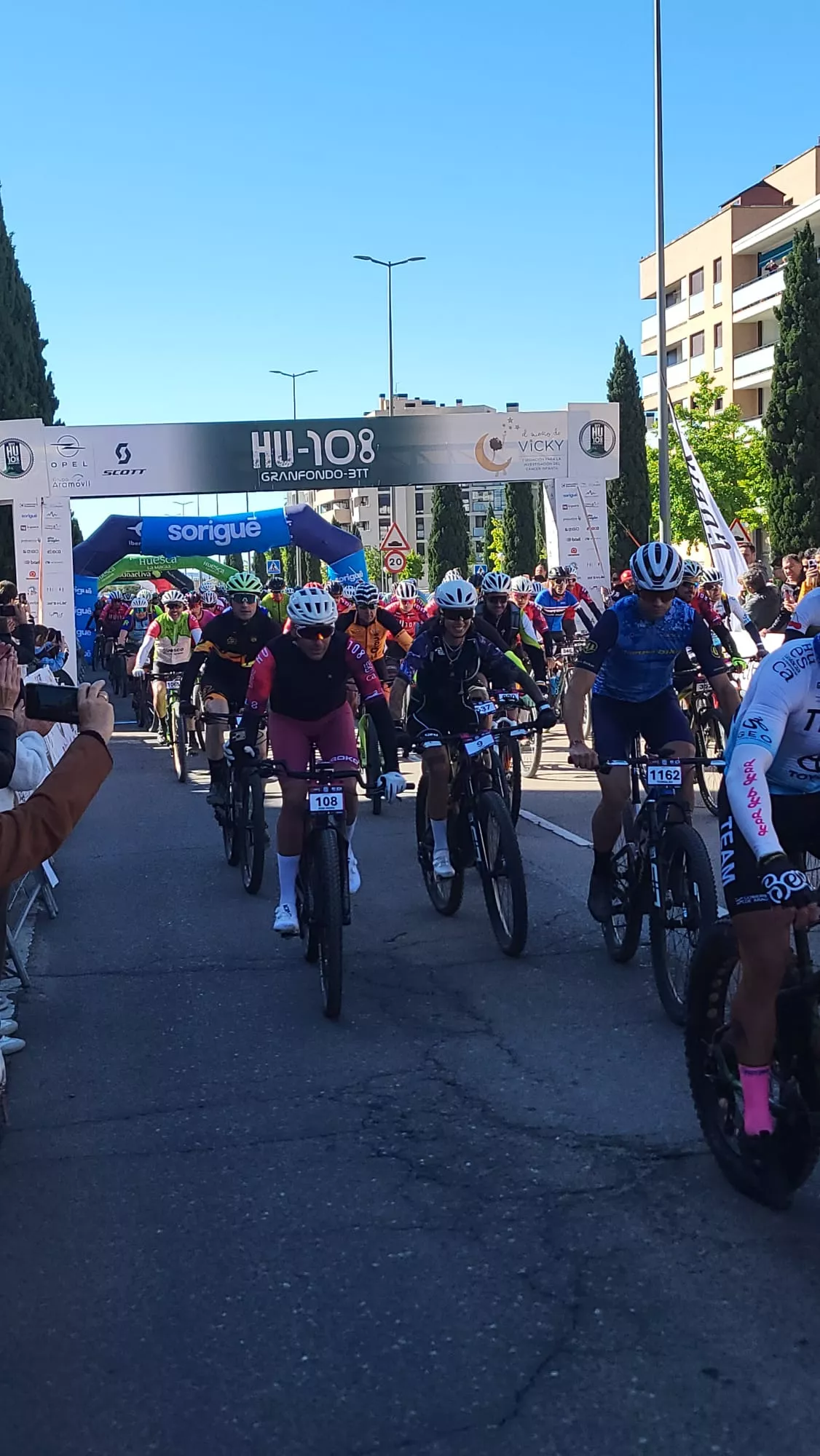 Salida de la HU108BTT desde la Avenida Monegros de Huesca