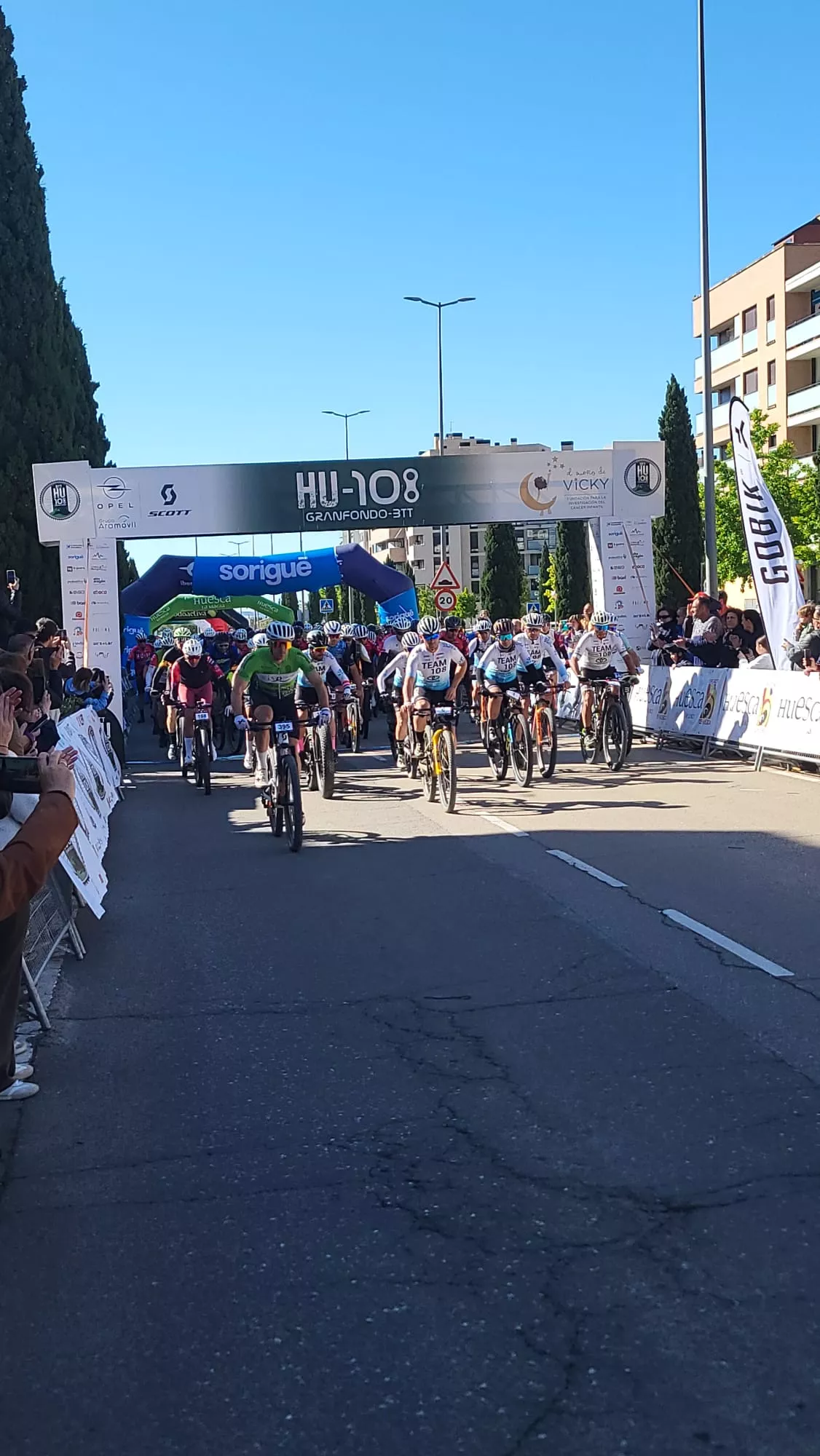 Salida de la HU108BTT desde la Avenida Monegros de Huesca