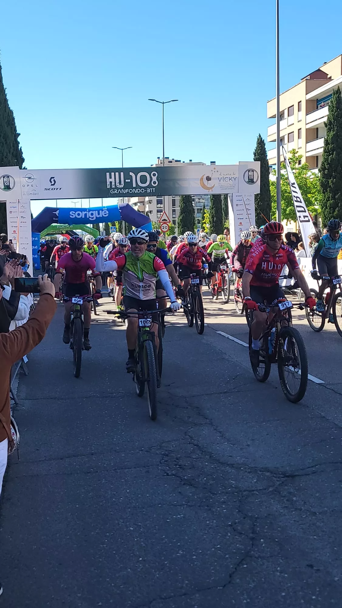 Salida de la HU108BTT desde la Avenida Monegros de Huesca